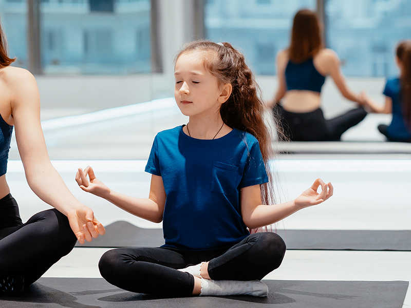 Na Escola Infantil Alfabeto, as aulas de yoga fazem parte da rotina semanal das crianças a partir de 2 anos. para ajudar a equilibrar o corpo e a mente. O Yoga ajuda a desbloquear os pontos de desequilíbrio, restaurando a saúde e o cuidado.